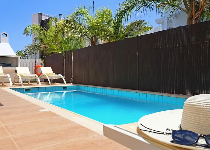 Villa Adonia - 30m From Pernera Protaras